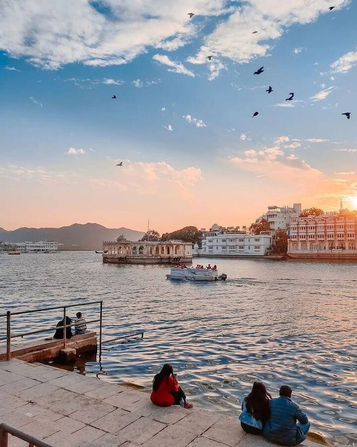 उदयपुर को झीलों का शहर कहा जाता है. मॉनसून के मौसम में इससे अच्छी जगह घूमने के लिए तो कुछ हो ही नहीं सकती. यहां एक से बढ़कर एक झीलों का नजारा देखने को मिलेगा. फतेहसागर झील उदयपुर की काफी मशहूर झील है. ये उदयपुर की दूसरी सबसे बड़ी झील मानी जाती है .इसके अलावा आप यहां पर सिटी पैलेस घूम सकते हैं जो पिछोला झील के किनारे बसा हुआ है.पार्टनर संग इन झीलों को निहारने का एक अलग ही मज़ा होगा.