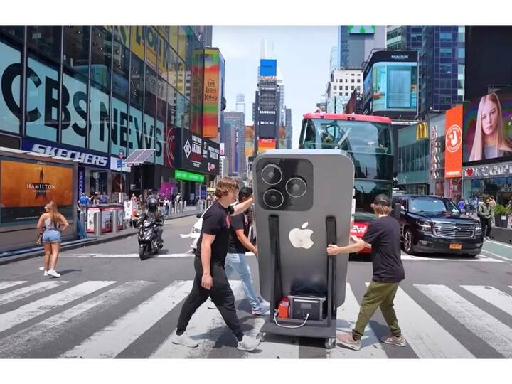 बीमने या आयफोनवर व्हिडीओ गेम खेळला. फोटो काढले इतकंच नाही तर भारतातील एका मित्रासोबत व्हिडीओ कॉलवरून संवादही साधला. सध्या हा 8 फूट आकाराच्या आयफोननं सर्वांचं लक्ष वेधून घेतलं आहे. हा आठ फूट आकाराचा आयफोन बीमने न्यूयॉर्कच्या रस्त्यावर फिरवला आणि लोकांच्या प्रतिक्रिया जाणून घेतल्या. 