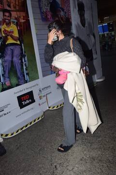 कैमरा देखते ही मुंह छुपाकर भागीं Ananya Panday, पैरों में चप्पल, हाथों मे शॉल लिए एक्ट्रेस के लुक ने भी किया हैरान