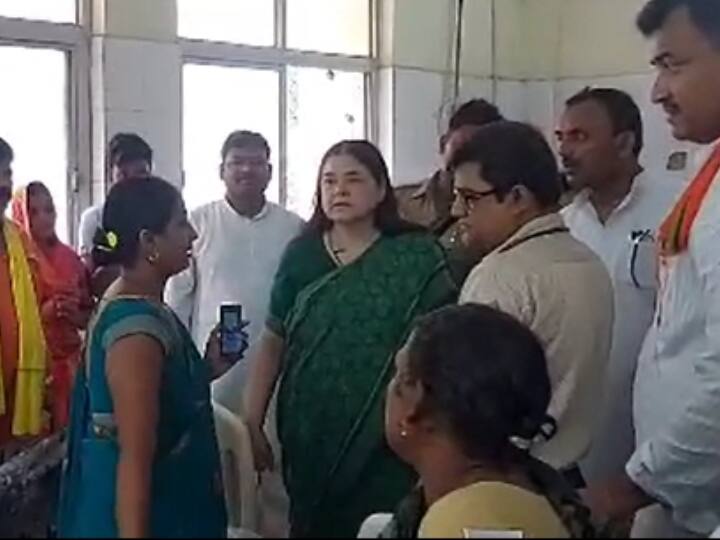 UP Politics: सुल्तानपुर में मेनका गांधी ने कई सड़कों का किया लोकार्पण, जिला अस्पताल भी पहुंचीं, CMS को लगाई फटकार Sultanpur BJP MP Maneka Gandhi inaugurated many roads And Inspected district hospital ANN UP Politics: सुल्तानपुर में मेनका गांधी ने कई सड़कों का किया लोकार्पण, जिला अस्पताल भी पहुंचीं, CMS को लगाई फटकार