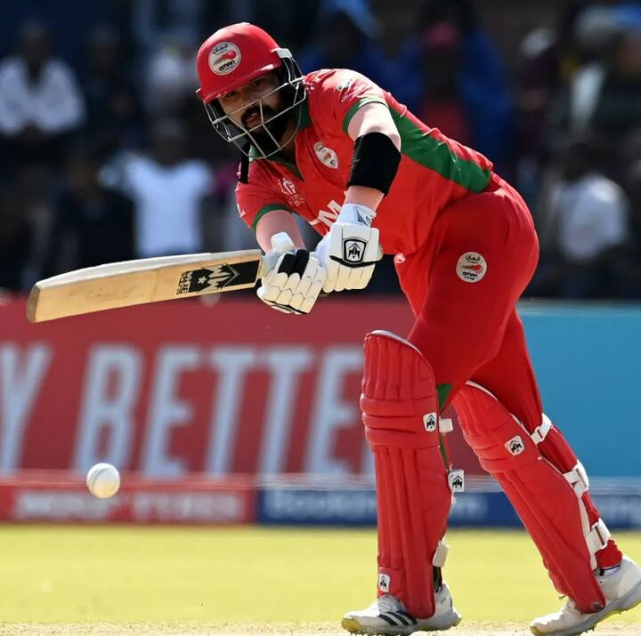 பின்னர் களமிறங்கிய ஓமன் அணி யாரும் எதிர்பார்க்காத வகையில் சிறப்பாக ஆடினர். தொடக்க ஆட்டகாரர் ஆன காஷ்யப் பிரஜாபதி 97 பந்துகளில் 12 பவுண்டரிகள் ஒரு சிக்சருடன் 103 ரன்கள் எடுத்து ஆட்டமிழந்தார்