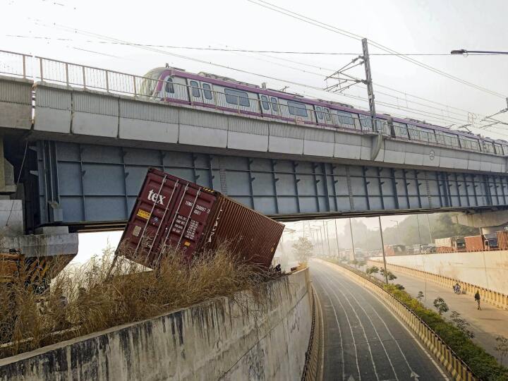 Delhi Metro: पीने वालों के लिए खुशखबरी! अब बिना रोक-टोक मेट्रो से ला सकेंगे शराब की दो बोतलें DMRC Official Statement Two Sealed Bottles Alcohol Per Person Allowed in Delhi Metro Delhi Metro: पीने वालों के लिए खुशखबरी! अब बिना रोक-टोक मेट्रो से ला सकेंगे शराब की दो बोतलें