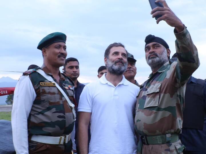 Rahul Gandhi was stopped at Bishnupur after police halted his convoy fearing attacks on it. Top police and administration officials accompanied him in a helicopter. (Image Source: Congress)