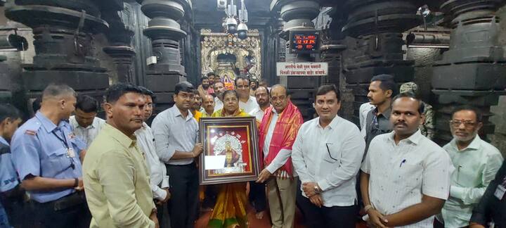 देवस्थान समितीच्या वतीने प्रशासक राहुल रेखावार यांनी अंबाबाई देवीचा फोटो फ्रेम देऊन त्यांचा सत्कार केला.