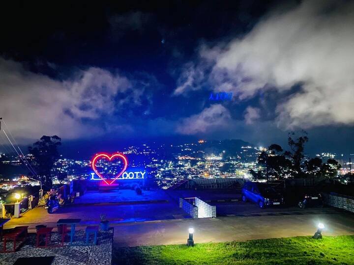 पार्टनर संग तमिलनाडु में स्थित ऊटी घूमने के लिए एक बहुत ही रोमांटिक जगह है. घूमने के लिए यहां एक से बढ़कर एक ऑप्शन मिल जाएंगे. बॉटनिकल गार्डन हो या फिर नीडल व्यू प्वाइंट, यह सभी आपको सुखद एहसास दिलाएगा. ऊटी टॉय ट्रेन से यात्रा करके नीलगिरी पहाड़ों के लुभावने नजारों को भी निहार सकते हैं..