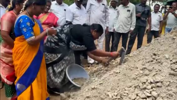 Mulugu MLA Seethakka : ఫారెస్ట్ లో ప్రజల కష్టాలు చూడలేక స్వయంగా రోడ్డు వేసిన సీతక్క | ABP Desam