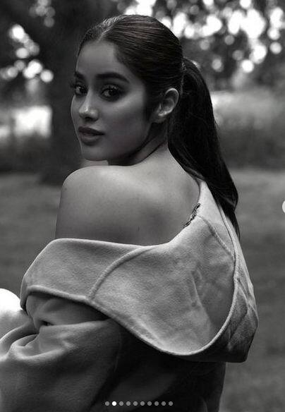 ਜਾਹਨਵੀ ਕਪੂਰ ਆਪਣੇ ਹੌਟ ਅਵਤਾਰ ਕਾਰਨ ਲਗਾਤਾਰ ਲੋਕਾਂ ਦਾ ਧਿਆਨ ਆਪਣੇ ਵੱਲ ਖਿੱਚਦੀ ਰਹਿੰਦੀ ਹੈ। ਹਾਲ ਹੀ 'ਚ ਅਦਾਕਾਰਾ ਨੇ ਆਪਣੀ ਫਿਲਮ ਉਲਝ ਦੀ ਸ਼ੂਟਿੰਗ ਦੌਰਾਨ ਦੀਆਂ ਕੁਝ ਤਸਵੀਰਾਂ ਸ਼ੇਅਰ ਕੀਤੀਆਂ ਹਨ, ਜੋ ਇੰਟਰਨੈੱਟ 'ਤੇ ਤੇਜ਼ੀ ਨਾਲ ਵਾਇਰਲ ਹੋ ਰਹੀਆਂ ਹਨ।