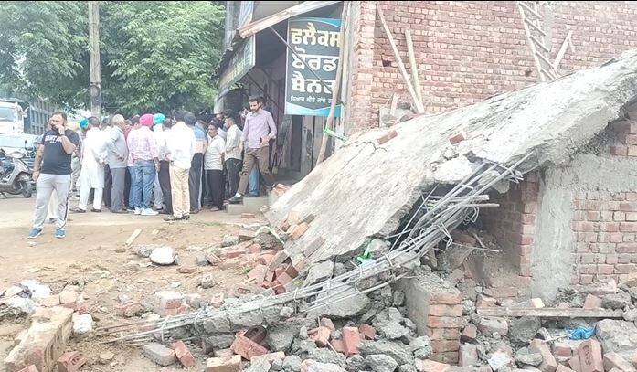 BJP MC Shop lantern collapse with JCB Crane in Samrala ਸਮਰਾਲਾ 'ਚ ਮੌਜੂਦਾ ਭਾਜਪਾ ਐਮ.ਸੀ. ਦੀ ਨਾਜਾਇਜ਼ ਬਣੀ ਦੁਕਾਨ 'ਤੇ ਚੱਲਿਆ ਪੀਲਾ ਪੰਜਾ