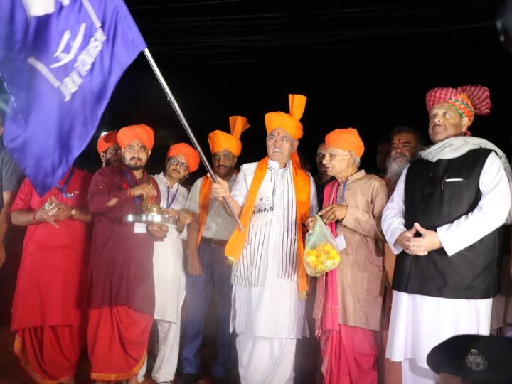 Jammu and Kashmir Lieutenant Governor Manoj Sinha flagged off the first batch of Amarnath Yatra pilgrims from Jammu base camp on Friday. (Source: PTI)