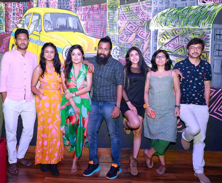 প্রথম গল্পটি পেন্টিং নিয়ে , পরেরটি ফটোগ্রাফি এবং শেষেরটি ভিডিওগ্রাফি, সূত্র ধরেই বেঁধে রেখেছেন পরিচালক।