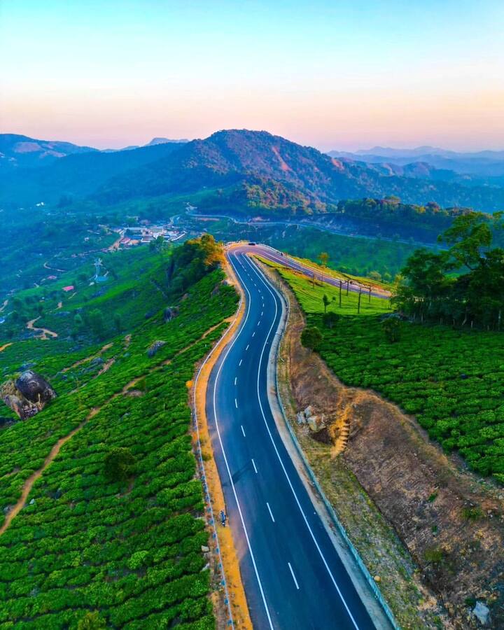 अपने पार्टनर के साथ आप मानसून का लुत्फ उठाना चाहते हैं तो आप मुन्नार घूम सकते हैं. यह एक बहुत ही लोकप्रिय हिल स्टेशन है.जिसकी खूबसूरती देखते ही आप दंग रह जाएंगे.यहां की हरियाली शांत और हरा भरा सुहावना वातावरण मन को काफी शांति देता है. हरे भरे चाय के बागान की सुगंध और बादलों से ढ़की पहाड़ियां आपका मन मोह लेगी.