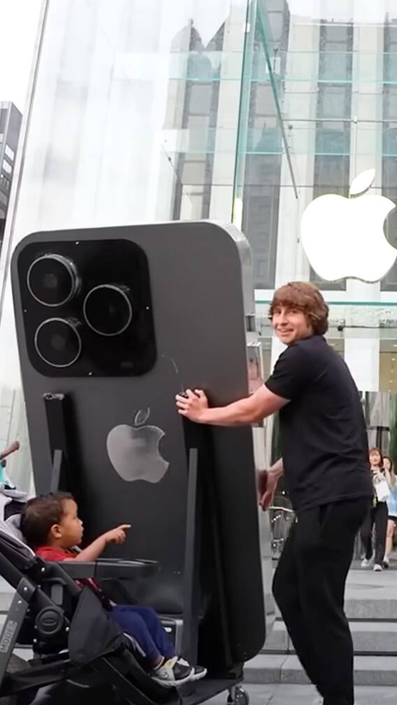 माणसापेक्षाही जास्त उंचीचा आयफोन!