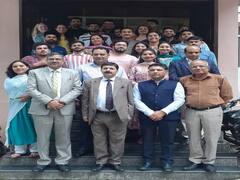 Watch: हिमाचल प्रदेश यूनिवर्सिटी के वह प्रोफेसर, जिनकी रिटायरमेंट ने बच्चों को कर दिया भावुक