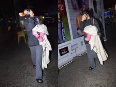 कैमरा देखते ही मुंह छुपाकर भागीं Ananya Panday, पैरों में चप्पल, हाथों मे शॉल लिए एक्ट्रेस के लुक ने भी किया हैरान