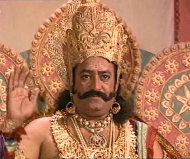 फिल्म ‘आदिपुरुष’ की रिलीज के बाद से ही जहां एक तरफ विवाद खड़ा हुआ है वहीं एक बार फिर रामानंद सागर की ‘रामायण’ दर्शकों को फिर से याद आ गई है. रामानंद सागर ने सीरियल को जितनी महीनता, रिसर्च और मेहनत के साथ तैयार किया था उनके एक्टर्स ने उतनी ही शिद्दत से अपने किरदारों को जीवंत कर दिया था. ऐसा ही एक उम्दा एक्टर थे रावण का किरदार निभाने वाले अरविंद त्रिवेदी. चलिए जानते हैं कि आखिर क्यों अरविंद त्रिवेदी ने सेट पर सुपरस्टार रहीं हेमा मालिनी को बीस थप्पड़ जड़ दिए थे.