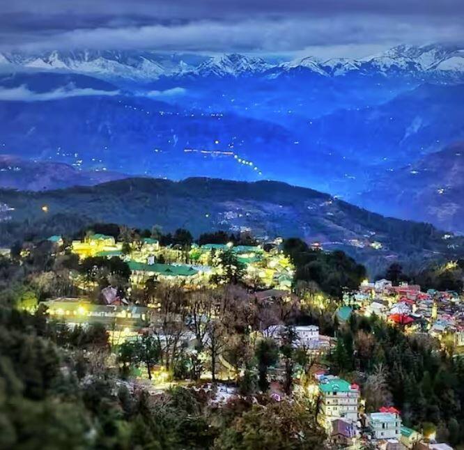 ਦਿੱਲੀ ਤੋਂ ਤੁਸੀਂ ਪਠਾਨਕੋਟ ਪਹੁੰਚੋਗੇ ਅਤੇ ਪਠਾਨਕੋਟ ਤੋਂ ਤੁਹਾਨੂੰ ਡਲਹੌਜ਼ੀ ਲਈ ਬੱਸ ਮਿਲੇਗੀ। ਜਿਸ ਦਾ ਕਿਰਾਇਆ ਕਰੀਬ ਦੋ ਸੌ ਰੁਪਏ ਤੋਂ ਲੈ ਕੇ 300 ਰੁਪਏ ਤੱਕ ਹੋ ਸਕਦਾ ਹੈ।