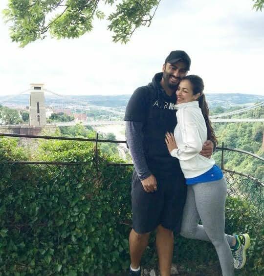 मलाइका अरोड़ एक्टर अरबाज खान के साथ 19 साल शादी तोड़कर अर्जुन कपूर के साथ प्यार के बंधन में बंधीं. दोनों कई बार सोशल मीडिया पर एक-दूसरे से प्यार जताते हुए नजर आते हैं.