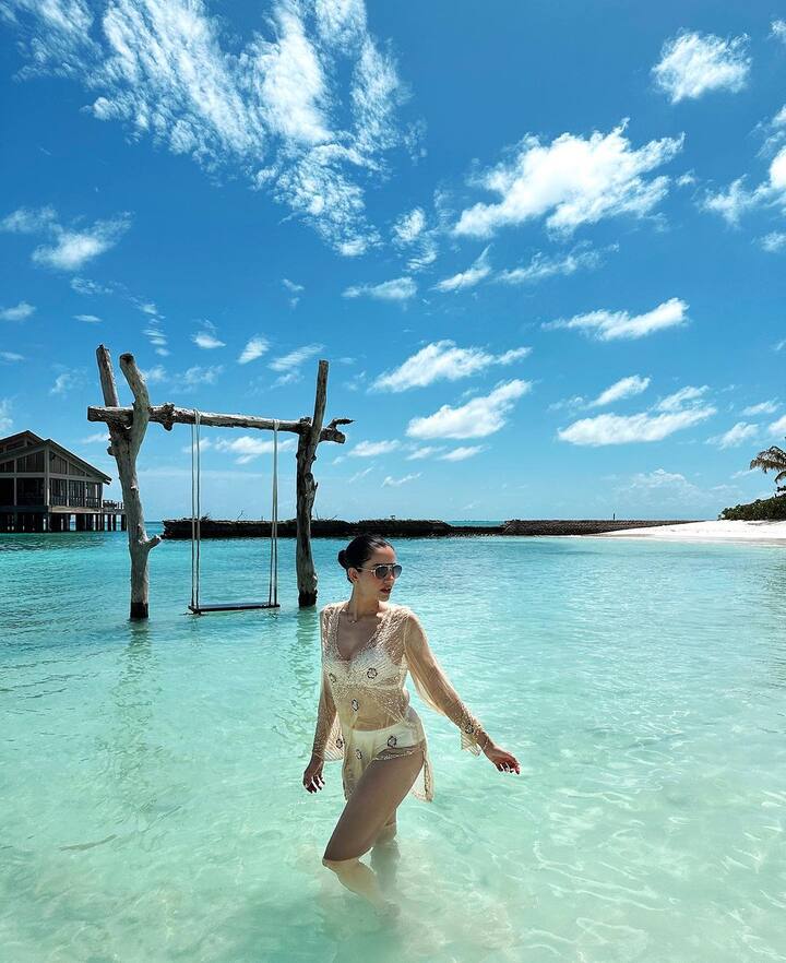 પ્યાર કા પંચનામા અભિનેત્રી સોનાલી સહગલ આ દિવસોમાં તેના પતિ સાથે માલદીવમાં હનીમૂન મનાવી રહી છે. વ્હાઈટ બિકિનીમાં સોનાલીએ શાનદાર તસવીરો શેર કરી છે.