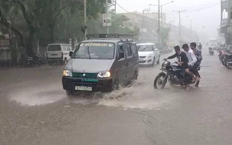heavy rain falls in Rajkot district to know rain update રાજકોટ જિલ્લામાં ગાજવીજ સાથે ભારે ધોધમાર વરસાદ, રસ્તા પાણી પાણી, જાણો શું છે સ્થિતિ