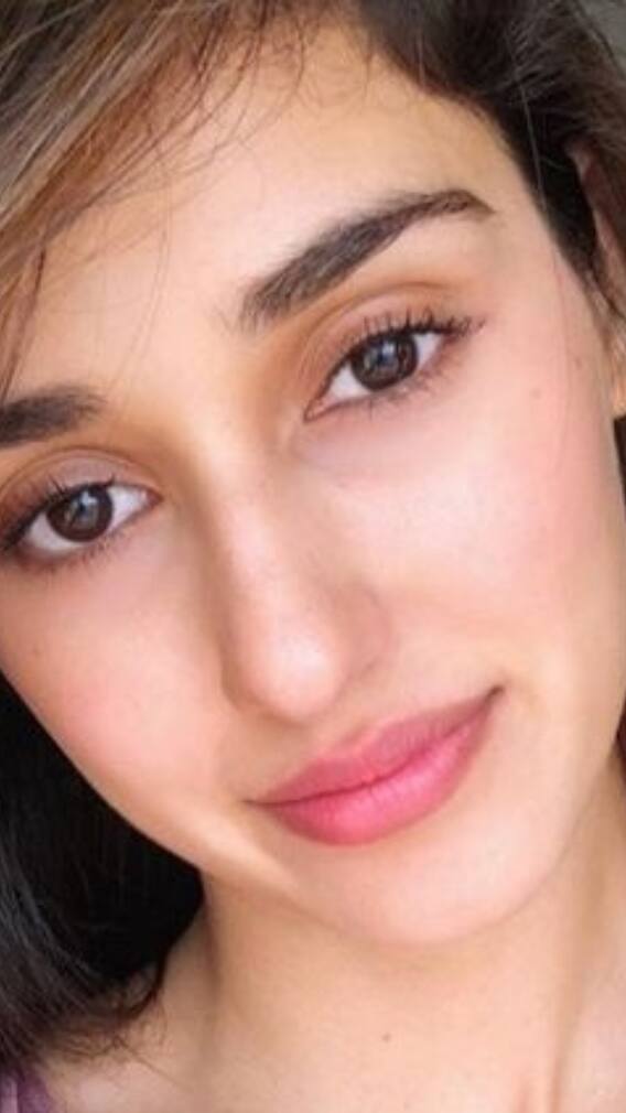 सिर्फ़ 10 स्टेप्स फॉलो कर होठों को बनाएं नैचुरली गुलाबी