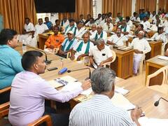 கரூர் மாவட்டத்தைச் சேர்ந்த விவசாயிகளுக்கு அரசு நலத்திட்ட உதவிகள் வழங்கிய ஆட்சியர்