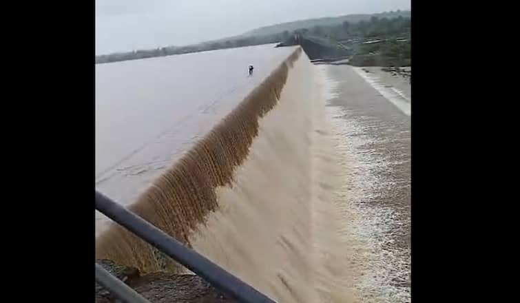 Tapi Rain: Doswada Dam overflow due to heavy rainfall, more than 10 village in alert Tapi Rain: સોનગઢમાં ભારે વરસાદ, ડોસાવાડા ડેમ ઓવરફ્લૉ થતાં નીચાણવાળા 10થી વધુ ગામોમાં પાણી ઘૂસવાનો ખતરો