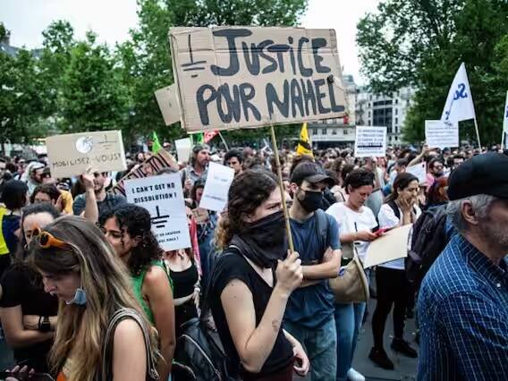 पॅरिसमध्ये ट्रॅफिक चेकिंग सुरु असताना एका अल्पवयीन मुलाचा मृत्यू झाला, त्यानंतर आंदोलन सुरु झालं. (Image Source: Getty)