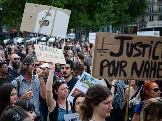 काल रात्री शहरातल्या अनेक रस्त्यांवर आगीचे लोट आहेत. पार्किंगमधल्या गाड्या जळत आहे. पोलिसांच्या तुकड्या परेड करत असून शहरात दहशत आहे. (Image Source: Getty)