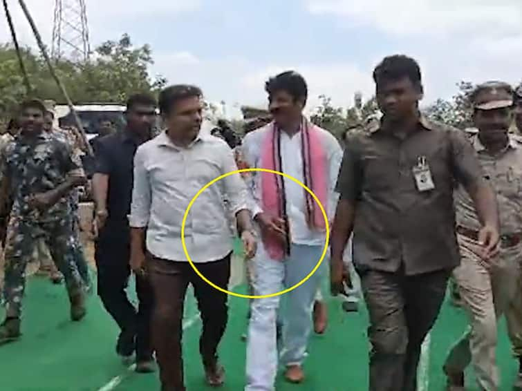 Minister KTR behaviour with MLA shankar Naik in mahabubabad district KTR Shakehands: కేటీఆర్ ప్రవర్తనపై విమర్శలు, కనీసం ఎమ్మెల్యే అని చూడకుండా - వీడియో వైరల్