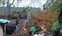 PHOTO: ખાખીને સલામ! ભારે વરસાદમાં ફસાયેલા 30 જેટલા લોકોને રેસ્ક્યુ કરી સલામત સ્થળે ખસેડતી કચ્છ પોલીસ