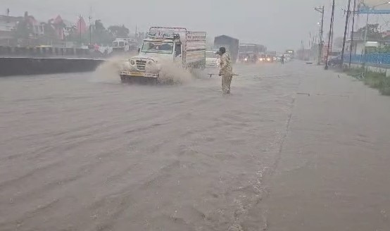 Ahmedabad Rain: અમદાવાદ શહેરમા જળબંબાકાર, અનેક વિસ્તારો પાણીમાં ગરકાવ, વાહનચાલકો અટવાયા
