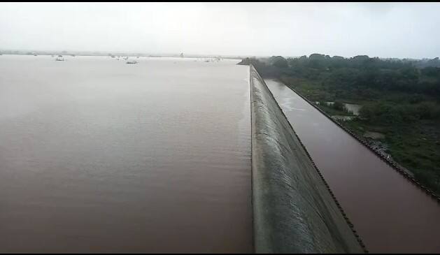 Gujarat Rain PHOTO: જૂનાગઢ જિલ્લાના વિસાવદર પંથકમાં ધોધમાર વરસાદ વરસ્યો છે. જેને લઈને આંબાજળ ડેમ ઓવરફ્લો થયો છે. ડેમના બે દરવાજા ત્રણ ફૂટ ખોલવામાં આવ્યા છે.