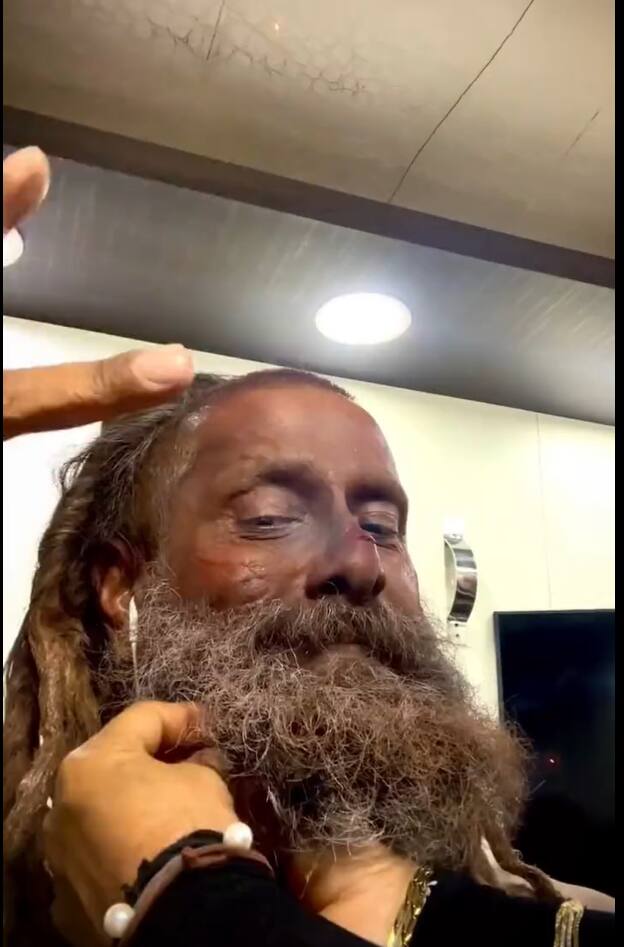 தற்போது விக்ரமுக்கு மேக்கப் போடும் வீடியோ சமூக வலைதளத்தில் வெளியாகி வைரலாகி வருகிறது. ‘இதில் விக்ரம் ஆள் அடையாளம் தெரியாமல் யாரோ போல் இருக்கிறார்’ போன்ற கமெண்டுகளும் குவிந்து வருகிறது.