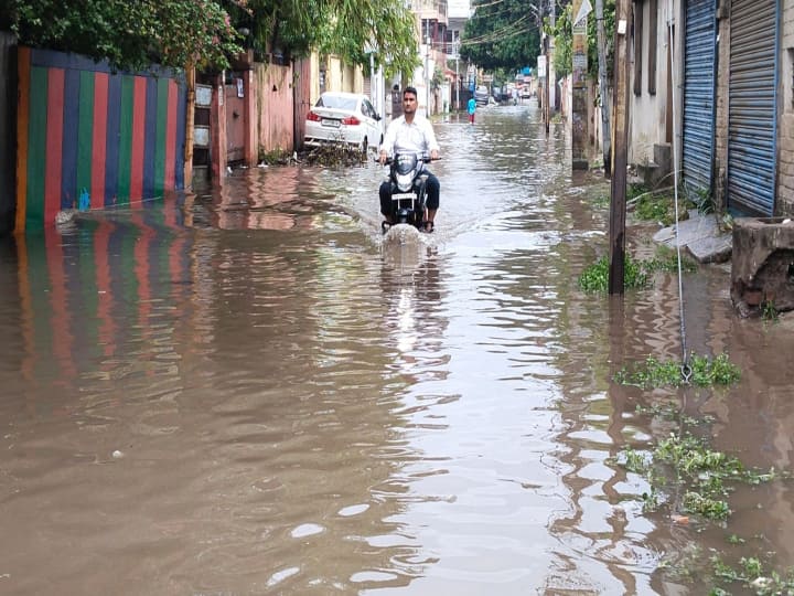 पूरे बिहार में बीते गुरुवार से राज्य के सभी जिलों में वर्षा हो रही है. वहीं, पटना में जमकर बारिश हुई. इससे पटना नगर निगम की तैयारी की पोल खुल गई. कई इलाकों में जलजमाव की स्थिति से सड़कें धंस गई.