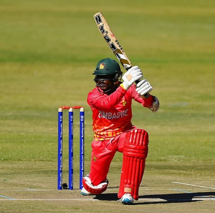 ஜிம்பாப்வே தொடக்க ஆட்டக்காரர்கள் ஓரளவு நல்ல தொடக்கத்தை கொடுத்து ஆட்டமிழந்தார்.பின்னர் களமிறங்கிய சீன் வில்லியம்ஸ் சிறப்பான ஆட்டத்தை வெளிப்படுத்தினார். இவருக்கு உறுதுணையாக சிக்கந்தர் ராசா, லூக் ஜோங்வே ஆகியோர் களத்தில் நின்றனர்