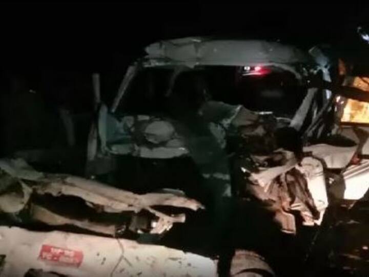 6 people died in a horrific road accident in Banda, vehicles were blown away in a collision with a speeding Bolero truck UP News: बांदा में भीषण सडक हादसा में 6 लोगो की मौत, तेज रफ्तार बोलेरो की ट्रक से टक्कर में उड़े परखच्चे