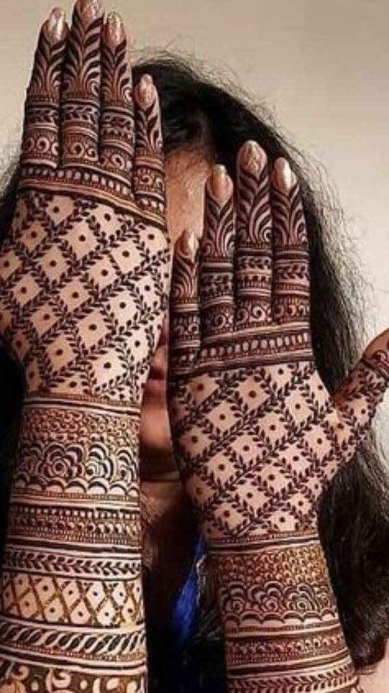 तीज पर ट्राई करें ये लेटेस्ट मेहंदी डिजाइन