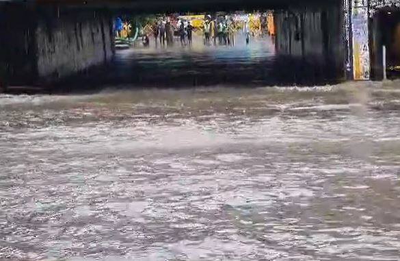 राज्याच्या विविध भागात पावसाने (Rain) जोरदार हजेरी लावली आहे. तर काही भागात हलका ते मध्यम स्वरुपाचा पाऊस पडत आहे. मुंबईत सध्या मुसळधार पाऊस सुरु आहे.