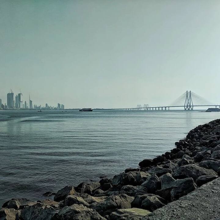 मॉनसून सीजन में माया नगरी मुंबई कभी भी घूमने नहीं जाना चाहिए. मॉनसून सीजन में आधी से ज्यादा मुंबई डूब जाती है. सड़कों पर सिर्फ पानी ही पानी भरा हुआ मिलेगा. कई बार बारिश के कारण ट्रेन भी कैंसिल हो जाती है. आप मानसून में मुंबई जाने के बजाय सर्दी के मौसम में मुंबई शहर जाएं.