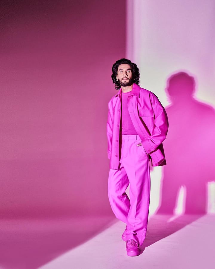 फैंल के दिलों पर राज करने वाले रणवीर सिंह पिछले कुछ समय से बड़े पर्दे से दूर हैं. हालांकि पिछले साल रिलीज हुई उनकी फिल्म सर्कस भी बड़े पर्दे पर कुछ खास नहीं कर पाई थी. जिसके बाद रणवीर ने भी अपनी फीस कम की है.