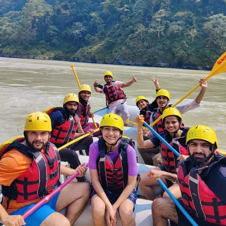 ऋषिकेश भी बहुत ही खूबसूरत जगह है.लेकिन मॉनसून के दौरान यहां पर आकर आप गलती कर देंगे. क्योंकि ऋषिकेश में अक्सर लोग वाटर एक्टिविटीज करने के लिए जाते हैं. लेकिन मॉनसून के दौरान यहां पर सभी वॉटर एक्टिविटीज को बंद कर दिया जाता है.गंगा नदी में पानी का लेवल भी काफी ज्यादा बढ़ जाता है.