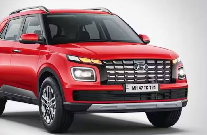 ਅਗਲਾ ਨੰਬਰ ਹੁੰਡਈ ਦਾ ਹੈ। ਇਹ ਇੱਕ ਸਬ 4 ਮੀਟਰ SUV ਵੀ ਹੈ, ਜਿਸਦਾ Essex ਵੇਰੀਐਂਟ ਇਲੈਕਟ੍ਰਿਕ ਸਨਰੂਫ ਨਾਲ ਖਰੀਦਿਆ ਜਾ ਸਕਦਾ ਹੈ। ਜਿਸ ਦੀ ਸ਼ੁਰੂਆਤੀ ਕੀਮਤ 10.92 ਲੱਖ ਰੁਪਏ ਹੈ।