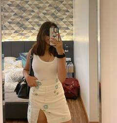 Anikha surendran : சூரிய ஒளியில் செல்ஃபி எடுக்கும் அஜித்தின் ஆன் ஸ்கிரீன் மகள் அனிகா சுரேந்திரன்!