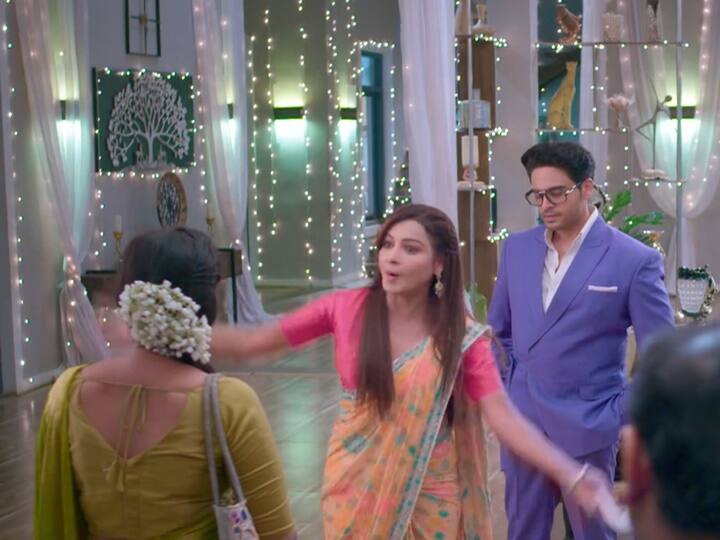 Anupamaa Twist Anu Reached To Kapadia House Before Leaving For US Here is Anuj Gets Furious On Maya Treating Anupama Badly Anupamaa Twist: अनुपमा का कपाड़िया परिवार में स्वागत देख तिलमिलाई माया,  कर दिया ये गजब!  अनुज ने दे मारा जोर का झापड़