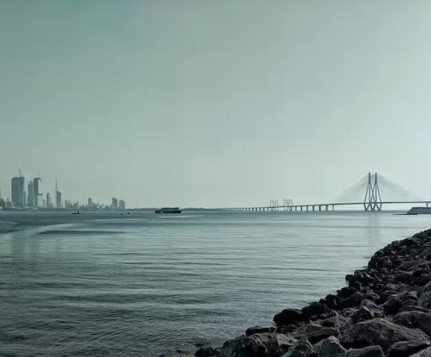 ਮਾਨਸੂਨ ਦੇ ਮੌਸਮ ਵਿੱਚ ਮੁੰਬਈ ਦੇ ਮਾਇਆ ਸ਼ਹਿਰ ਵਿੱਚ ਕਦੇ ਵੀ ਨਹੀਂ ਜਾਣਾ ਚਾਹੀਦਾ। ਮਾਨਸੂਨ ਦੇ ਮੌਸਮ ਦੌਰਾਨ ਅੱਧੇ ਤੋਂ ਵੱਧ ਮੁੰਬਈ ਡੁੱਬ ਜਾਂਦਾ ਹੈ। ਸੜਕਾਂ 'ਤੇ ਸਿਰਫ਼ ਪਾਣੀ ਹੀ ਭਰਿਆ ਨਜ਼ਰ ਆਉਂਦਾ। ਬਾਰਿਸ਼ ਕਾਰਨ ਕਈ ਵਾਰ ਟਰੇਨ ਵੀ ਰੱਦ ਹੋ ਜਾਂਦੀ ਹੈ। ਮਾਨਸੂਨ 'ਚ ਮੁੰਬਈ ਜਾਣ ਦੀ ਬਜਾਏ ਤੁਸੀਂ ਸਰਦੀਆਂ 'ਚ ਮੁੰਬਈ ਸ਼ਹਿਰ ਜਾਓ।