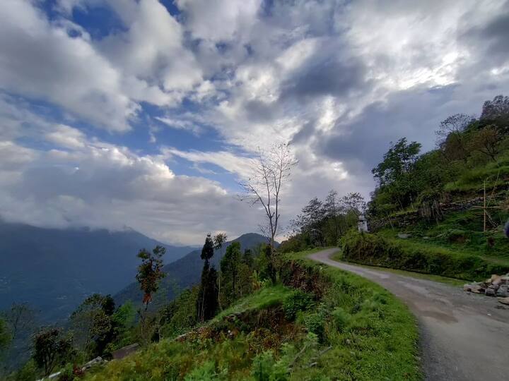 कालिंपोंग वेस्ट बंगाल का एक बहुत ही खूबसूरत हिल स्टेशन है. लेकिन यहां पर कई ऐसी जगह है जहां पर लैंडस्लाइड का खतरा बना रहता है. ऐसे में जुलाई के मौसम में यहां जाना काफी खतरनाक हो सकता है. लैंडस्लाइड के चलते आपको घंटों तक जाम में फंसा रहना पड़ सकता है.