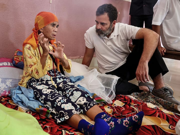 मणिपूरच्या हिंसाचारग्रस्त भागांच्या दौऱ्यावर असलेल्या राहुल गांधींनी बिष्णुपूर जिल्ह्यातील मोइरांग शहरातील दोन मदत शिबिरांना भेट दिली. काँग्रेसच्या पदाधिकाऱ्यांनी यासंदर्भात माहिती दिली.