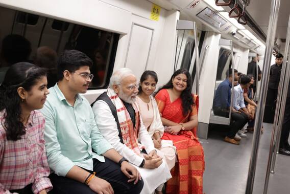 PM Modi travels to Delhi University by metro : ప్రయాణికులతో కలిసి ప్రధాని మెట్రో ప్రయాణం | ABP Desam