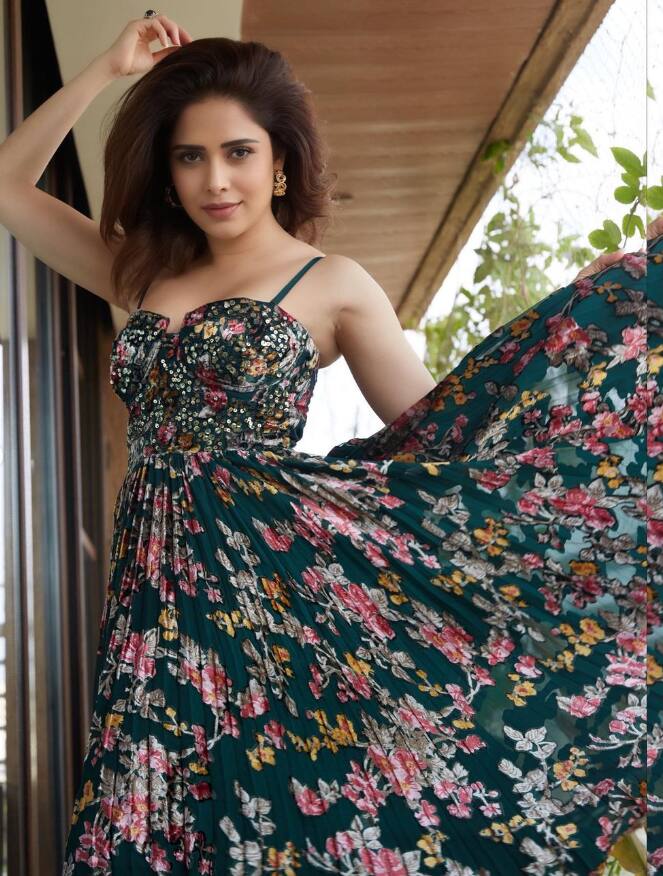 नुसरतने शेअर केलेल्या फोटोमध्ये तिने हिरव्या रंगाचा फ्लोरल प्रिंटचा वनपीस घातला आहे.