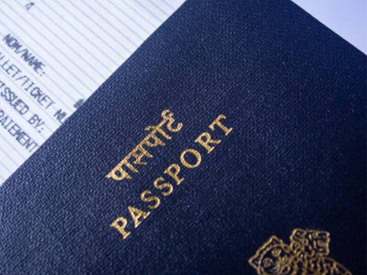 भारत सरकार जल्द ही ई पासपोर्ट जारी करने वाली है. इसका काम बिल्कुल सामान्य पासपोर्ट जैसा ही होगा, बस इसमें एक छोटी सी इलेक्ट्रॉनिक चिप लगी होगी. इसे भी बहुत संभाल के रखना होगा, क्योंकि अगर इसका चिप जरा सा भी डैमेज हुआ तो ये पासपोर्ट अमान्य हो जाएगा. इसे रेडियो फ्रिक्वेंसी आइडेंटिफिकेशन (RFID) चिप कहा जाता है.